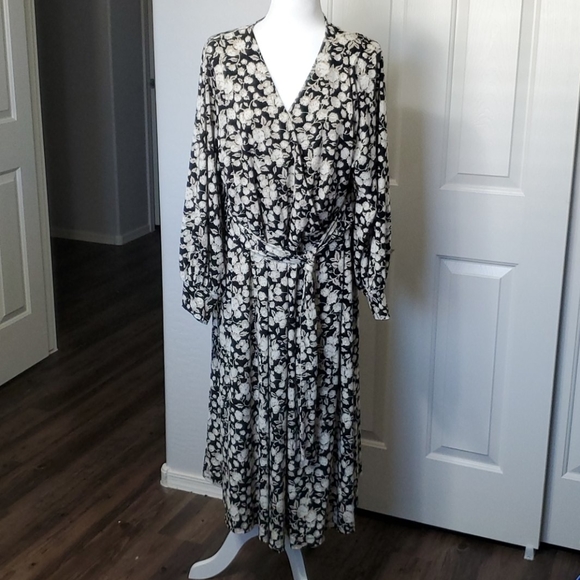 H&M Dresses & Skirts - H&M Floral Dress Sz 3X